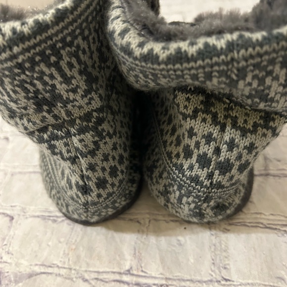 TARGET GREY SWEATER LIKE FAUX FUR SLIPPER BOOTIES WITH POMS WOMEN’SIZE 7-8 - Picture 4 of 7